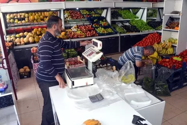 Borcunu ödemeyen müşterilerinin listesini duvara astı