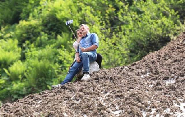 Çığ kütlesinde tehlikeli selfie! Çığ kütlesinde tehlikeli selfie!