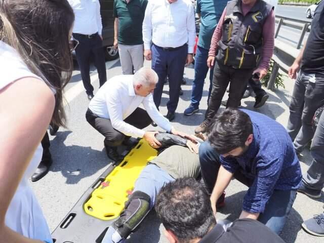 Kaza yapan motosikletlinin yardımına Binali Yıldırım koştu