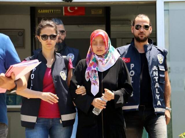 Sevgilisini kalbinden bıçaklayarak öldüren 2 çocuk annesi tahliye edildi Sevgilisini kalbinden bıçaklayarak öldüren 2 çocuk annesi tahliye edildi