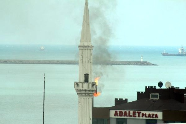 Bacadaki alevleri gören vatandaşlar, minare yanıyor zannedip hemen ihbarda bulundu