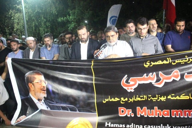 Beşiktaş'taki Mısır Konsolosluğu önünde Mursi için gıyabi cenaze namazı