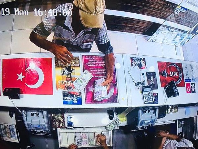 Görenlerin nutku tutuldu! Döviz bürosundan çıktı, 32 bin lirayı havaya saçtı