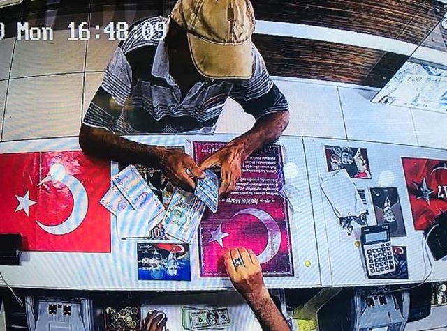 Görenlerin nutku tutuldu! Döviz bürosundan çıktı, 32 bin lirayı havaya saçtı
