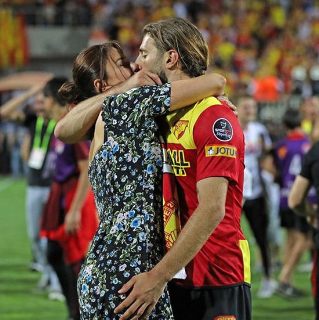 Model Ebru Şancı ve futbolcu eşi Alpaslan Öztürk, öpüşürken görüntülendi