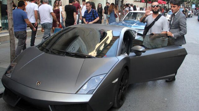 Şarkıcı Berkay Şahin, 1 milyon TL'lik lüks arabasıyla görüntülendi
