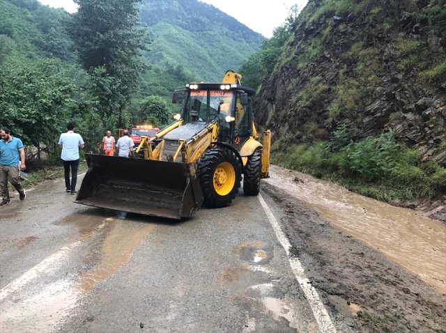 Trabzon'daki sel felaketinde ölü sayısı 3'ye yükseldi, 7 kişiyi arama çalışmaları sürüyor