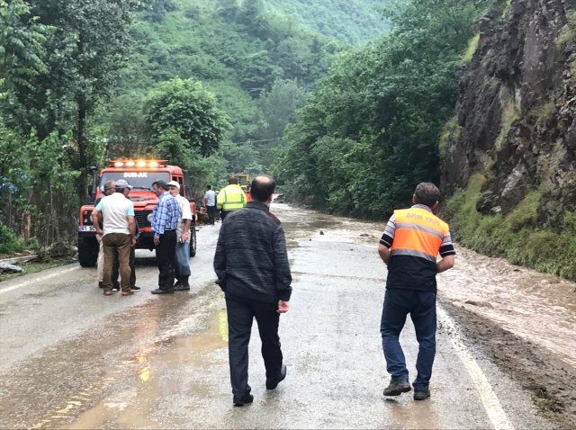 Trabzon'daki sel felaketinde ölü sayısı 3'ye yükseldi, 7 kişiyi arama çalışmaları sürüyor
