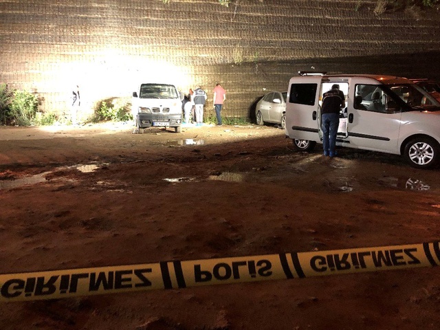 Mahalle sakinlerinin ihbarıyla boş arsaya giden polis, kadın cesedi buldu