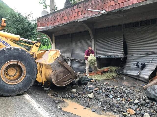 Günün ilk ışıklarıyla Araklı'daki bilanço ortaya çıktı Günün ilk ışıklarıyla Araklı'daki selin bilançosu ortaya çıktı