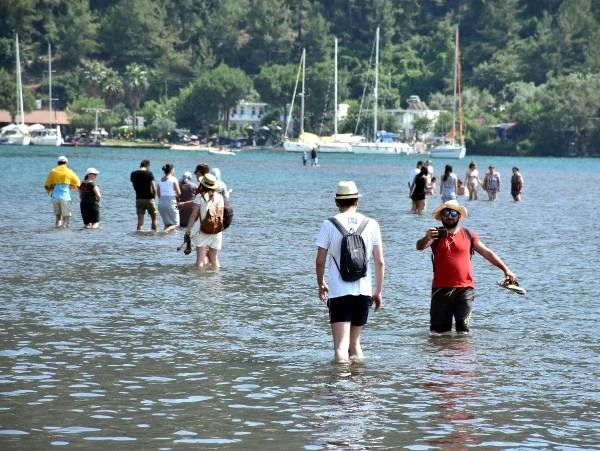 Deniz üstünde yürünüyor hissi veren Kızkumu'na turistler akın ediyor