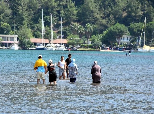 Deniz üstünde yürünüyor hissi veren Kızkumu'na turistler akın ediyor