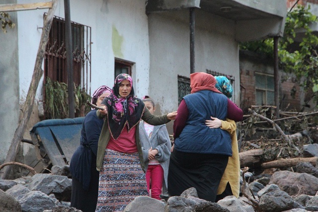 Sel sonrası evlerini ilk kez gören mahalleli gözyaşlarına boğuldu