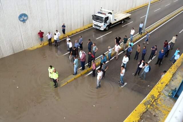 Elazığ'da yollar göle döndü, ağaçlar devrildi