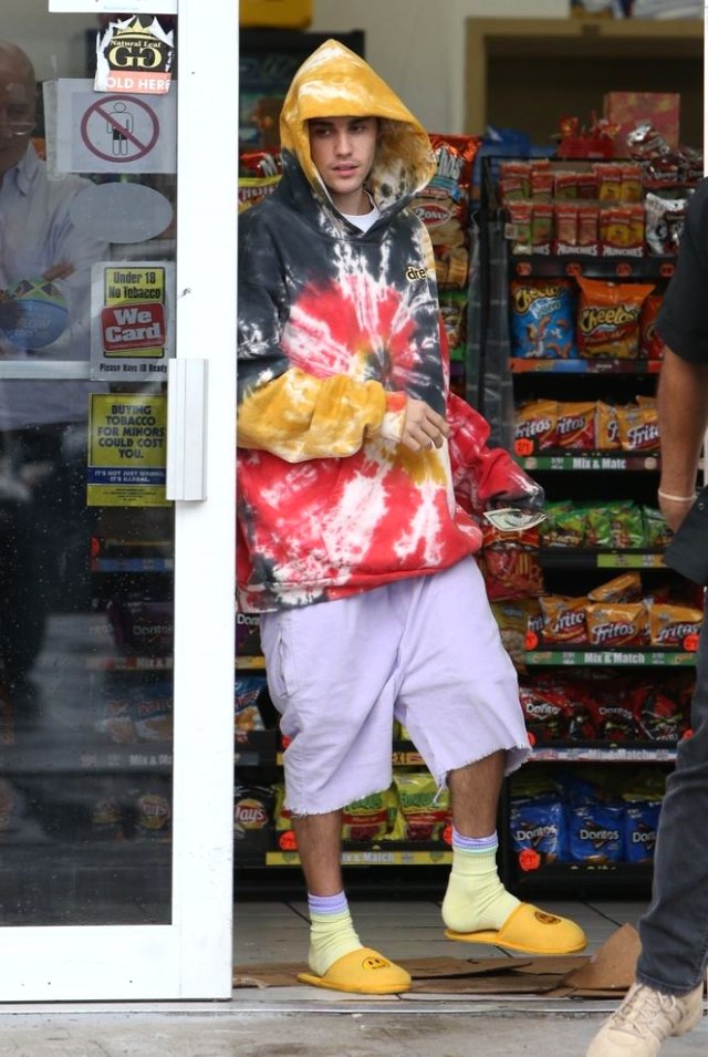 Genç yıldız Justin Bieber, evsiz bir adama para verirken fotoğrafçılara yakalandı