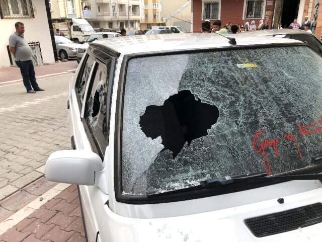 Oğlunun yediği trafik cezasına sinirlenen baba sinir krizi geçirerek ortalığı bir birine kattı Oğlunun yediği trafik cezasına sinirlenen baba sinir krizi geçirerek ortalığı bir birine kattı