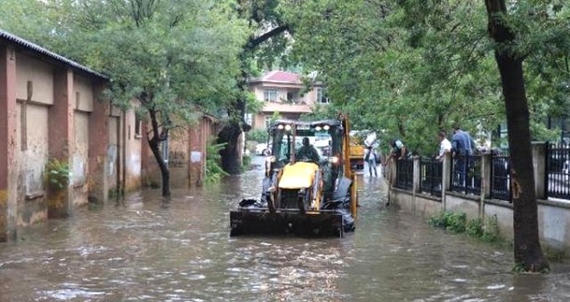 Sağanak yağışın etkili olduğu Beykoz'da göle dönen yolda minibüs mahsur kaldı