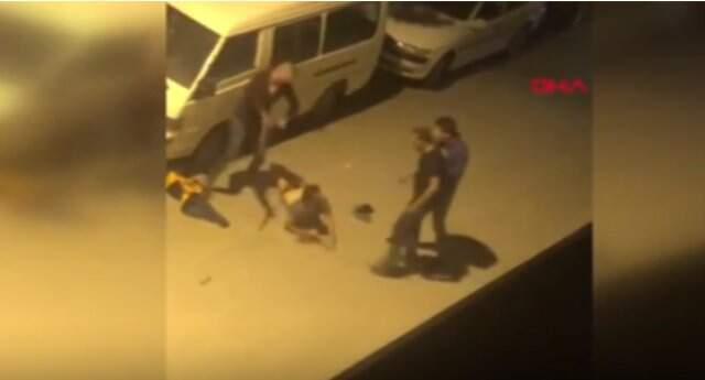 İki adam, sokak ortasında erkek çocuğunu kemerle dakikalarca dövdü!