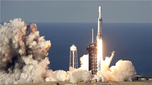 SpaceX'in Falcon Heavy Roketi, İlk Gece Uçuşuna Hazırlanıyor