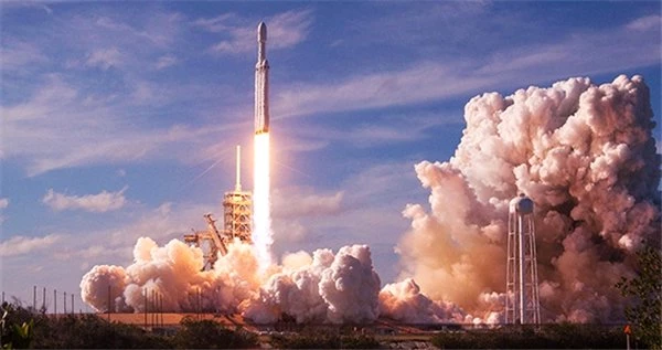 SpaceX'in Falcon Heavy Roketi, İlk Gece Uçuşuna Hazırlanıyor