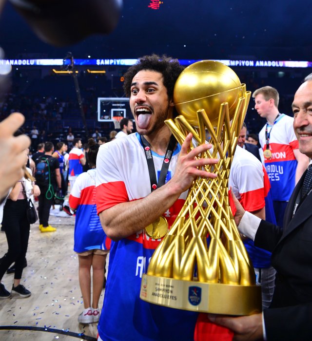 Anadolu Efes, Fenerbahçe Beko'yu 89-74 yenerek Basketbol Süper Ligi'nde şampiyon oldu