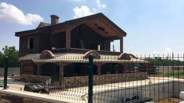 Uyuşturucu imalathanesine çevrilen villada genetiği değiştirilmiş esrar ele geçirildi!