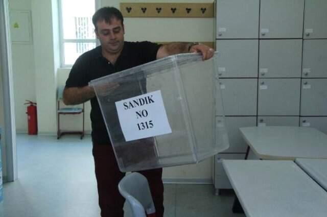 İstanbul'da okullarda seçim sandıkları kuruldu