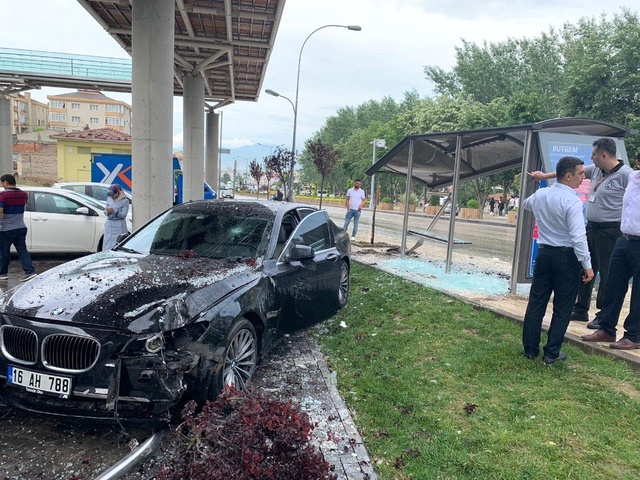 Lüks otomobil, durağa böyle daldı