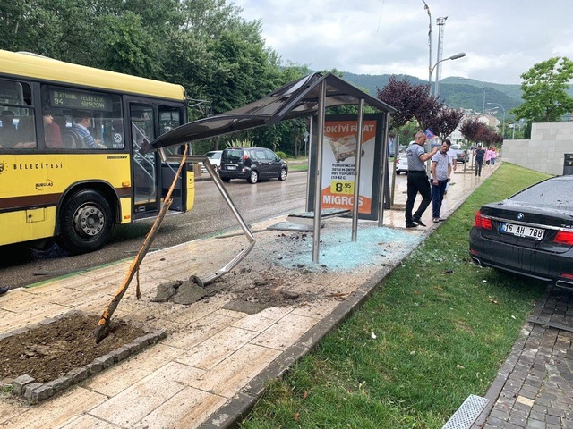 Lüks otomobil, durağa böyle daldı
