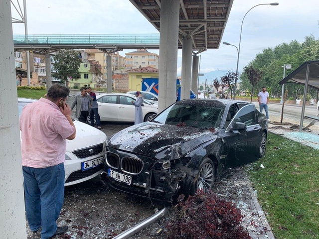 Lüks otomobil, durağa böyle daldı