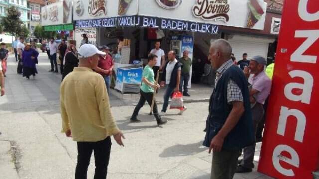 Polis, cadde ortasındaki kazmalı kavgayı ayırmakta güçlük geçti Polis, cadde ortasındaki kazmalı kavgayı ayırmakta güçlük geçti