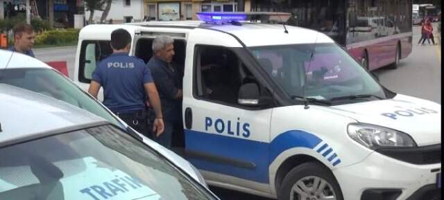 Polis, cadde ortasındaki kazmalı kavgayı ayırmakta güçlük geçti Polis, cadde ortasındaki kazmalı kavgayı ayırmakta güçlük geçti