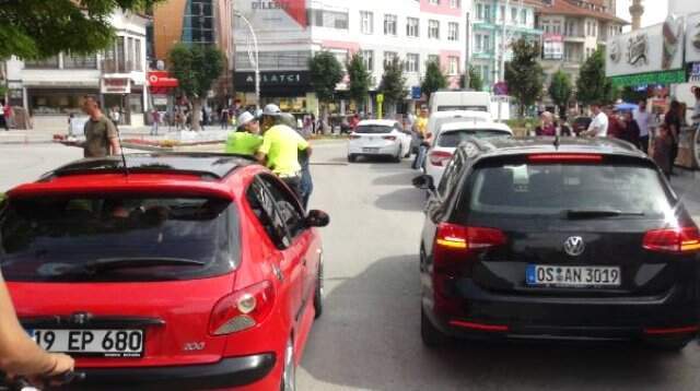 Polis, cadde ortasındaki kazmalı kavgayı ayırmakta güçlük geçti Polis, cadde ortasındaki kazmalı kavgayı ayırmakta güçlük geçti