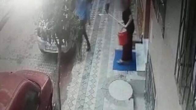 Temizlik yapan kadını taciz eden sapık bir anda neye uğradığını şaşırdı Temizlik yapan kadını taciz eden sapık bir anda neye uğradığını şaşırdı