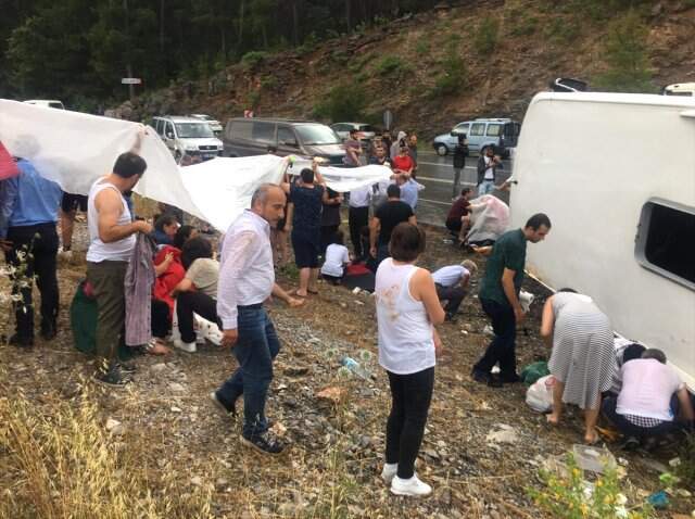 Yolcu otobüsü devrildi! Çok sayıda yaralı var Yolcu otobüsü devrildi! Çok sayıda yaralı var