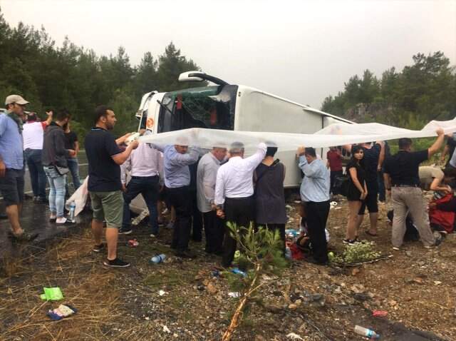 Yolcu otobüsü devrildi! Çok sayıda yaralı var Yolcu otobüsü devrildi! Çok sayıda yaralı var