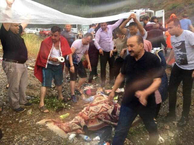 Yolcu otobüsü devrildi! Çok sayıda yaralı var Yolcu otobüsü devrildi! Çok sayıda yaralı var