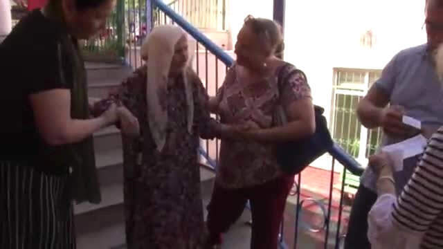 93 yaşındaki Şerife Nine oyunu kullandı! Oyunu kullanmak için Ayvalık'tan geldi 93 yaşındaki Şerife Nine oyunu kullandı! Oyunu kullanmak için Ayvalık'tan geldi
