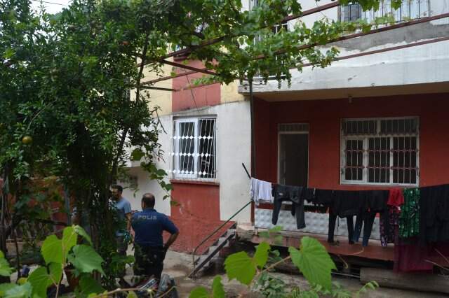 Adana'da vahşet! 15 yaşındaki kız çocuğu boğazı kesilerek öldürüldü Adana'da vahşet! 15 yaşındaki kız çocuğu boğazı kesilerek öldürüldü