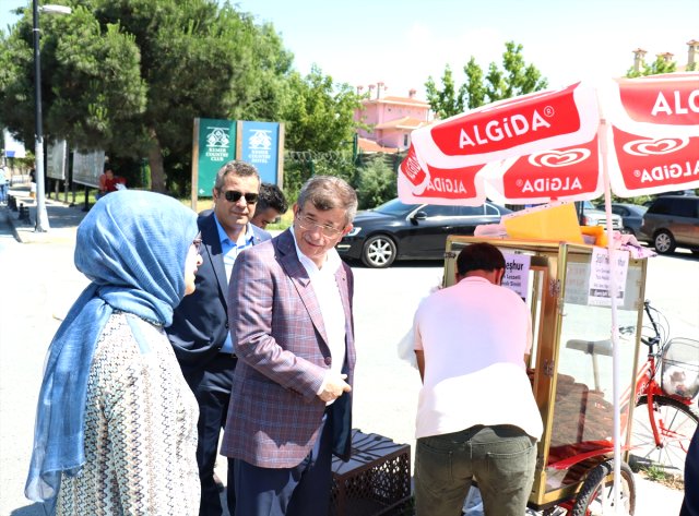 Oyunu kullanan eski Başbakan Ahmet Davutoğlu'ndan basın mensuplarına jest