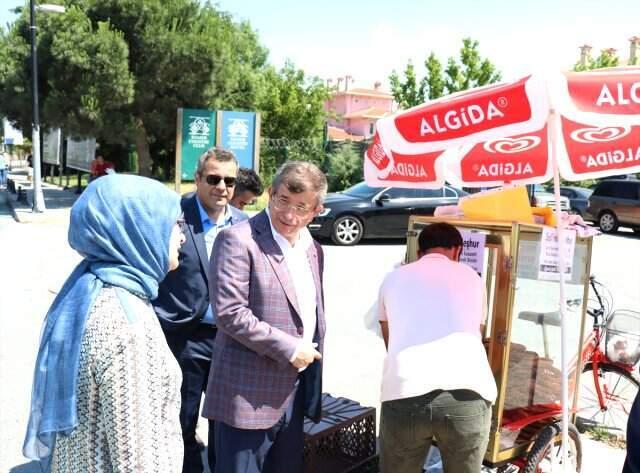 Oyunu kullanan eski Başbakan Ahmet Davutoğlu'ndan basın mensuplarına jest