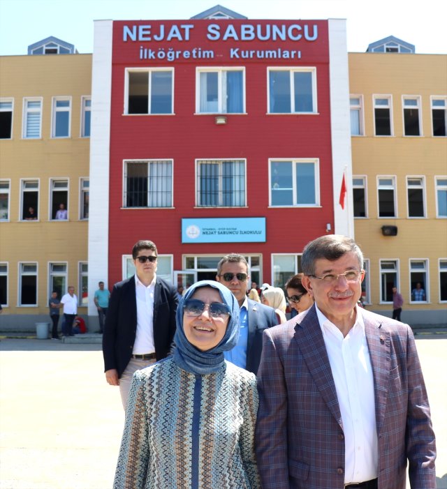 Oyunu kullanan eski Başbakan Ahmet Davutoğlu'ndan basın mensuplarına jest