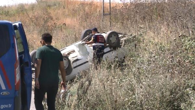 Oy kullanmaktan dönen aileyi taşıyan araç tarlaya uçtu: 1 ölü, 1 yaralı