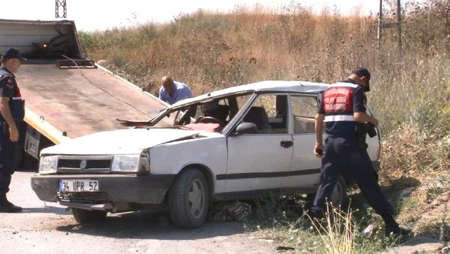 Oy kullanmaktan dönen aileyi taşıyan araç tarlaya uçtu: 1 ölü, 1 yaralı