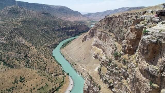 Botan Vadisi'ndeki Rasıl Hacar Tepesi turistlerin ilgisini çekiyor