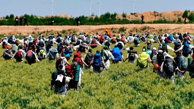 Fotoğraflarla: Almanya'da iklim değişikliği aktivistleri açık kömür madenine girdi