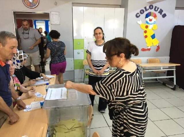 Oyunu kullanan Sezen Aksu, sandık başında fotoğraf çektirmek istemedi Oyunu kullanan Sezen Aksu, sandık başında fotoğraf çektirmek istemedi