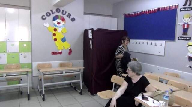 Oyunu kullanan Sezen Aksu, sandık başında fotoğraf çektirmek istemedi Oyunu kullanan Sezen Aksu, sandık başında fotoğraf çektirmek istemedi