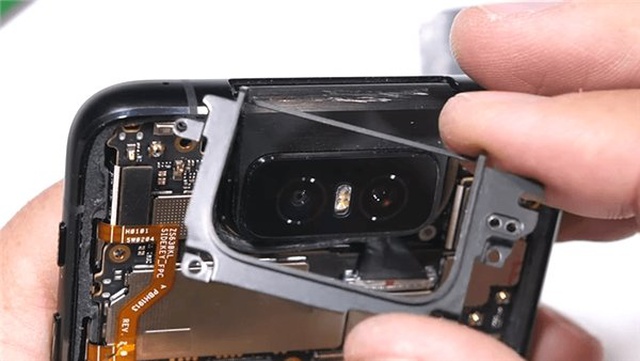 Zenfone 6'nın 180 Derece Dönen Kamerası Nasıl Çalışıyor? (Video)