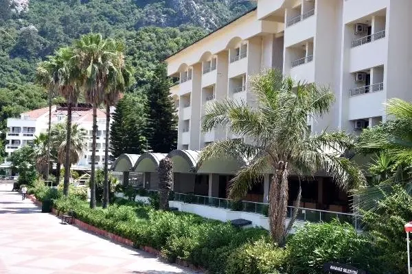 Katar Şeyhi'nin Marmaris'teki oteli kaderine terk edildi